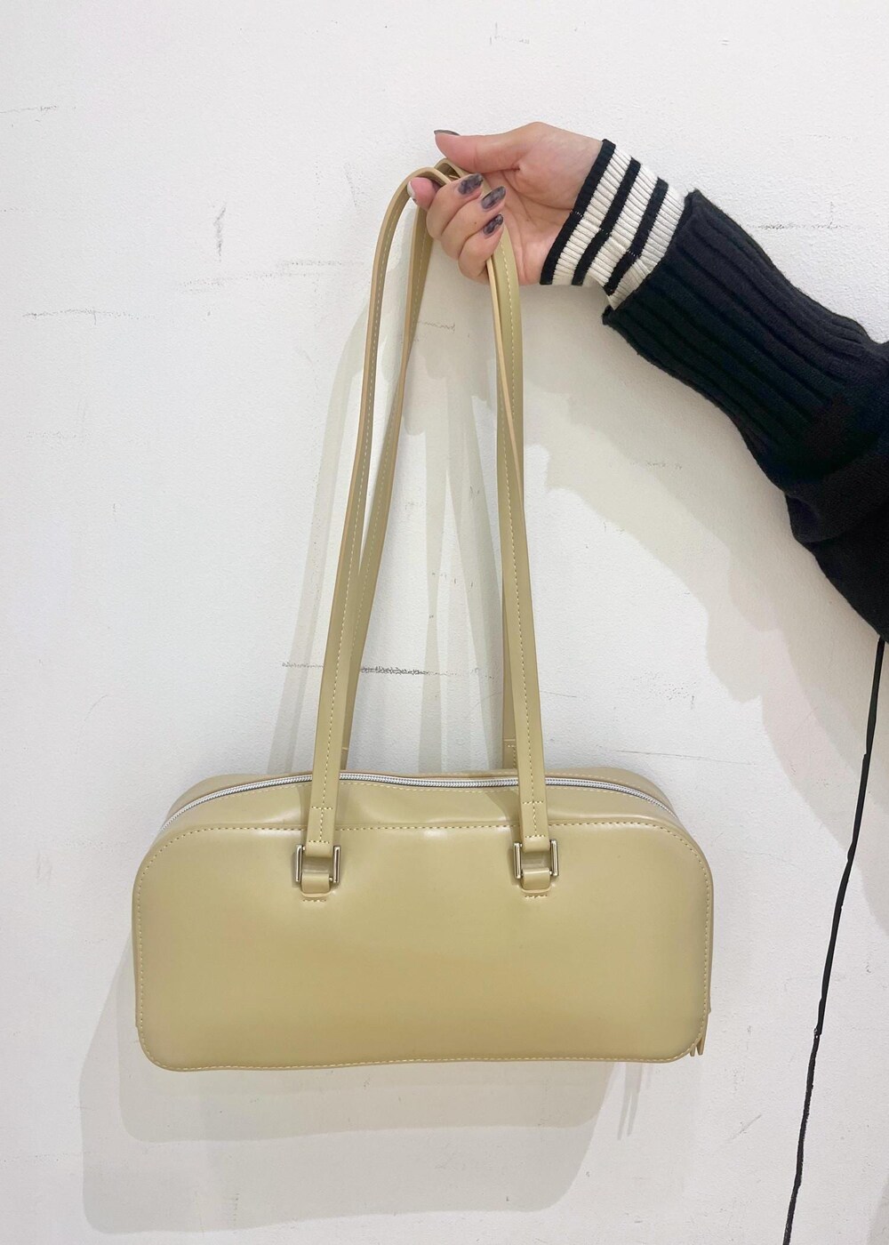 ベージュ系のローファー、ブラック系のニット/セーター、ホワイト系のニット/セーターを着用したレディースの冬コーディネートの9枚目の写真