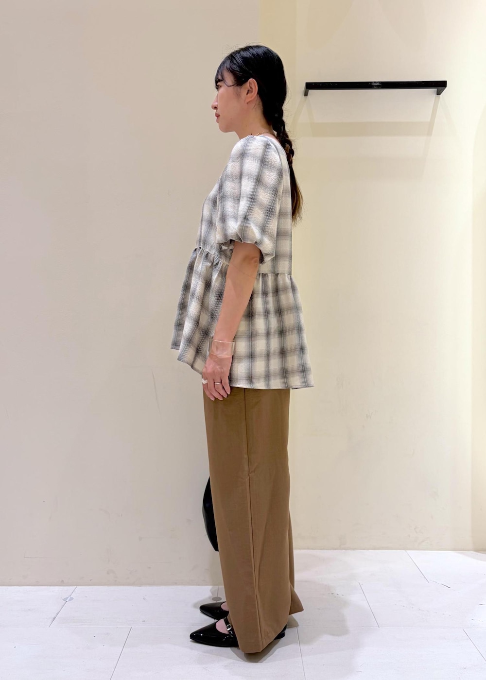 ブラック系のショルダーバッグ、ブラック系のパンプス、イエロー系のその他パンツを着用したレディースの春コーディネートの4枚目の写真