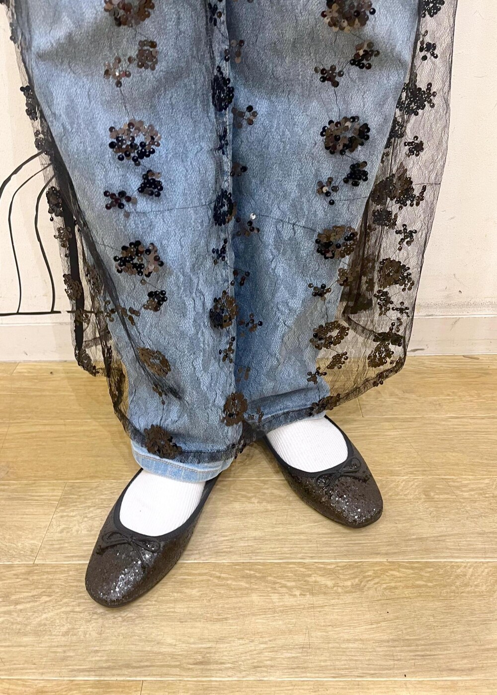 ブラック系のスカート、ブラック系のニット/セーター、ブラック系のバレエシューズを着用したレディースの冬コーディネートの9枚目の写真