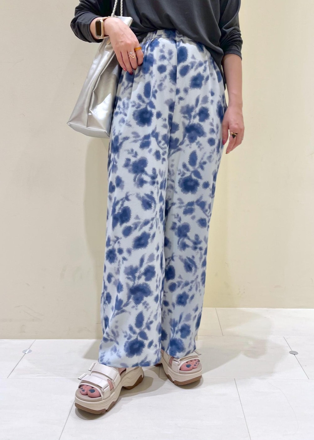 シルバー系のトートバッグ、ブルー系のその他パンツ、グレー系のTシャツ/カットソーを着用したレディースの春コーディネートの8枚目の写真