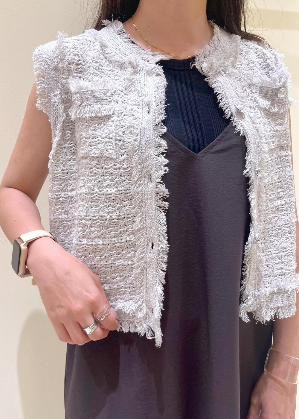 ブラック系のタンクトップ、グレー系のワンピース、グレー系のカーディガン/ボレロを着用したレディースの夏コーディネートの5枚目の写真