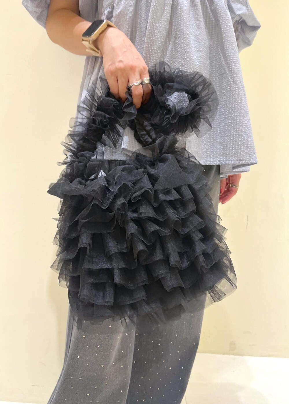 ブラック系のショルダーバッグ、シルバー系のバレエシューズ、ブルー系のシャツ/ブラウスを着用したレディースの夏コーディネートの9枚目の写真