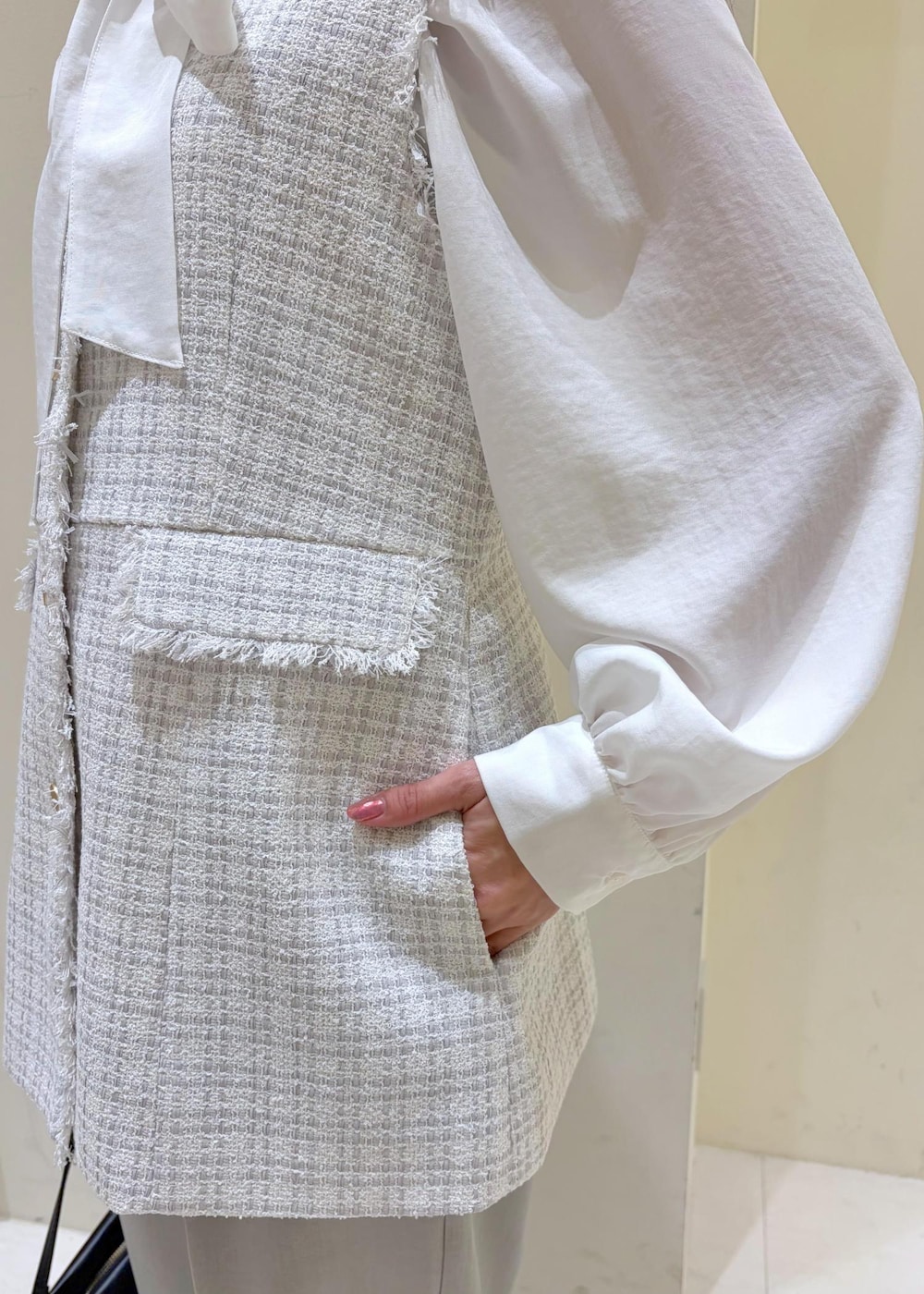 ブラック系のショルダーバッグ、ブラック系のローファー、グリーン系のその他パンツを着用したレディースの冬コーディネートの7枚目の写真