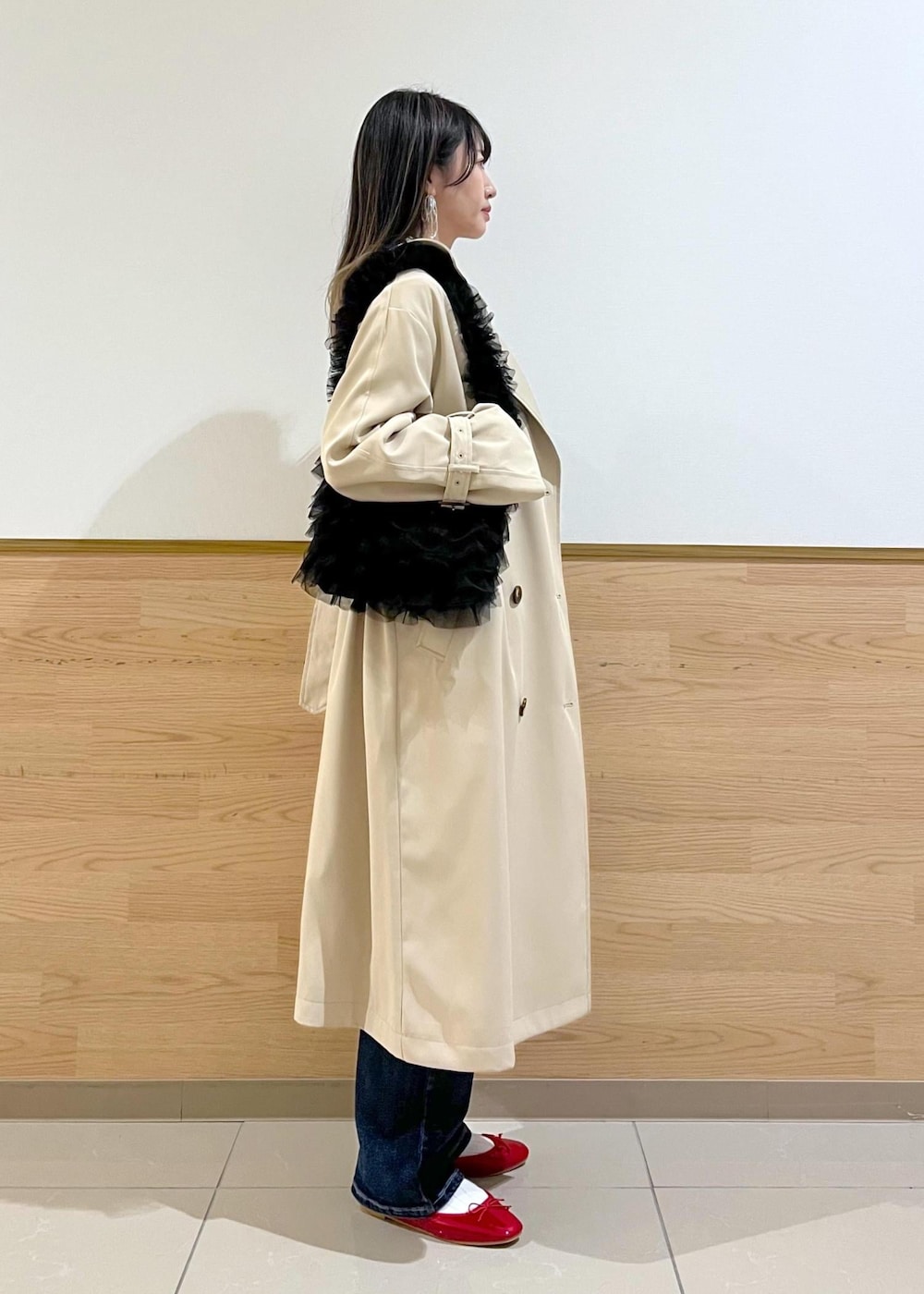 ブルー系のデニムパンツ、ブルー系のベスト、ピンク系のTシャツ/カットソーを着用したレディースの冬コーディネートの3枚目の写真