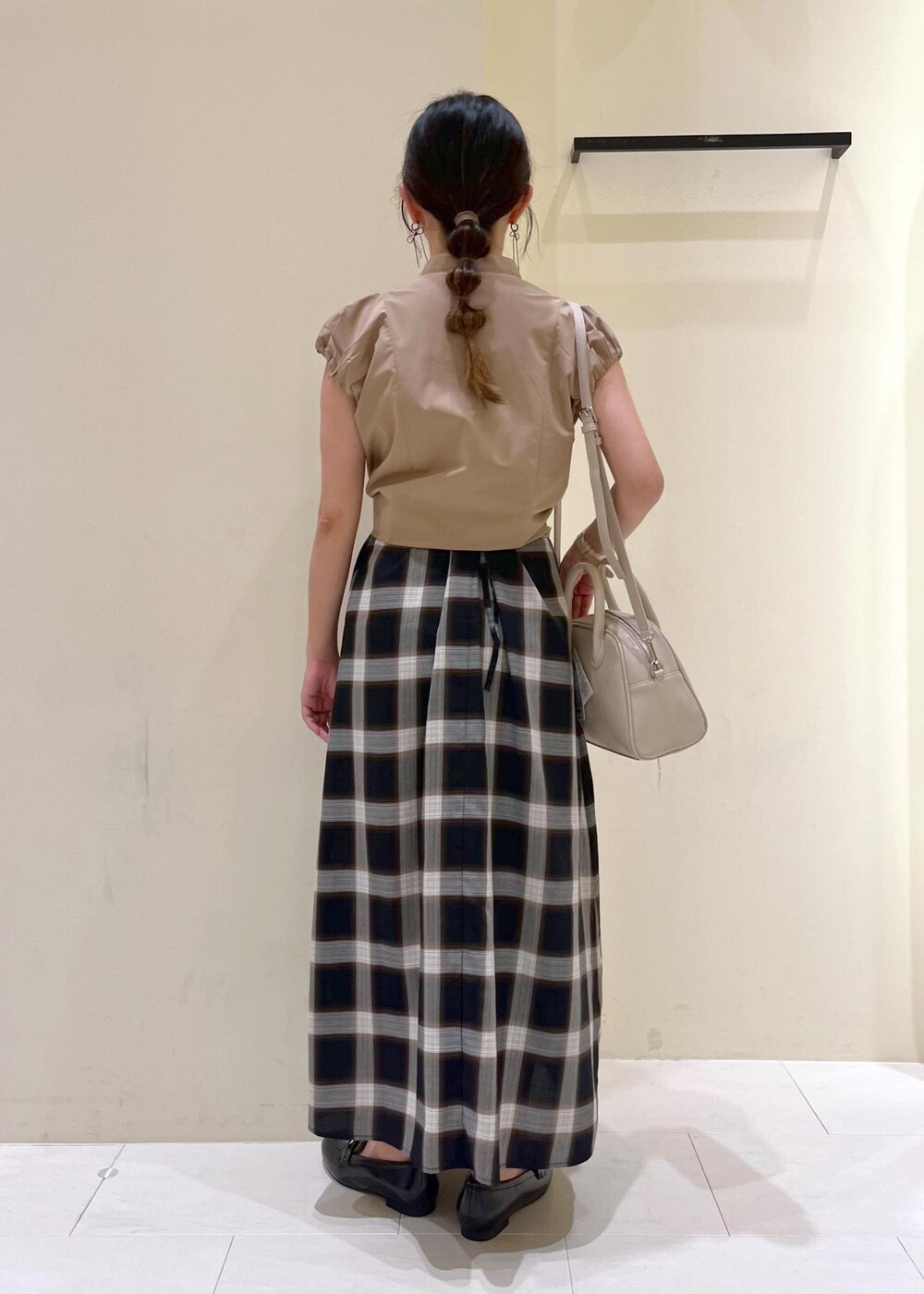 ブラック系のワンピース、イエロー系のシャツ/ブラウス、ブラック系のローファーを着用したレディースの夏コーディネートの4枚目の写真