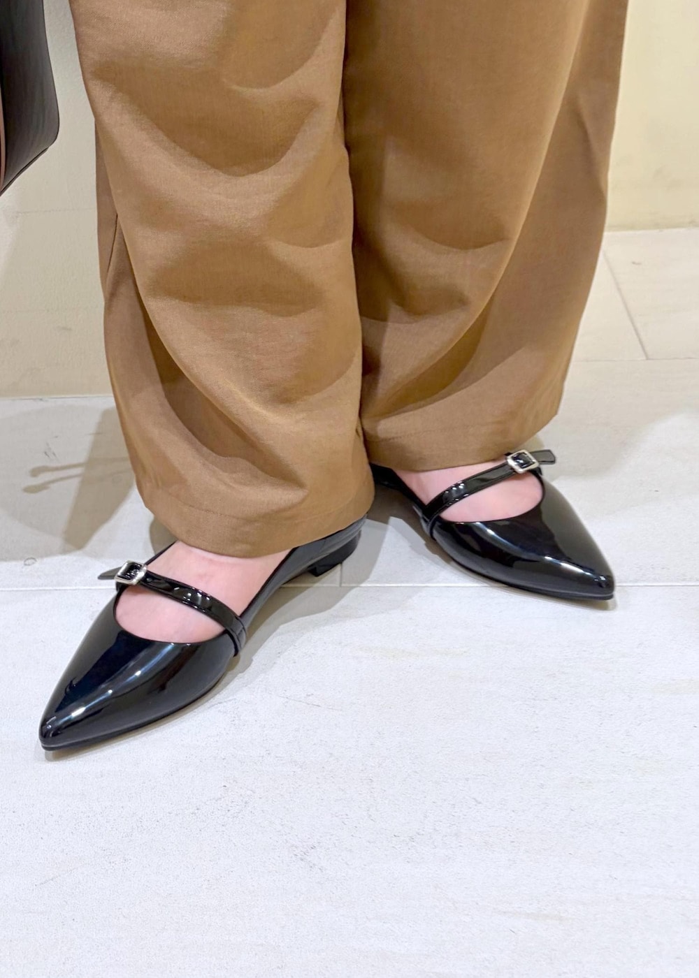 ブラック系のショルダーバッグ、ブラック系のパンプス、イエロー系のその他パンツを着用したレディースの春コーディネートの10枚目の写真