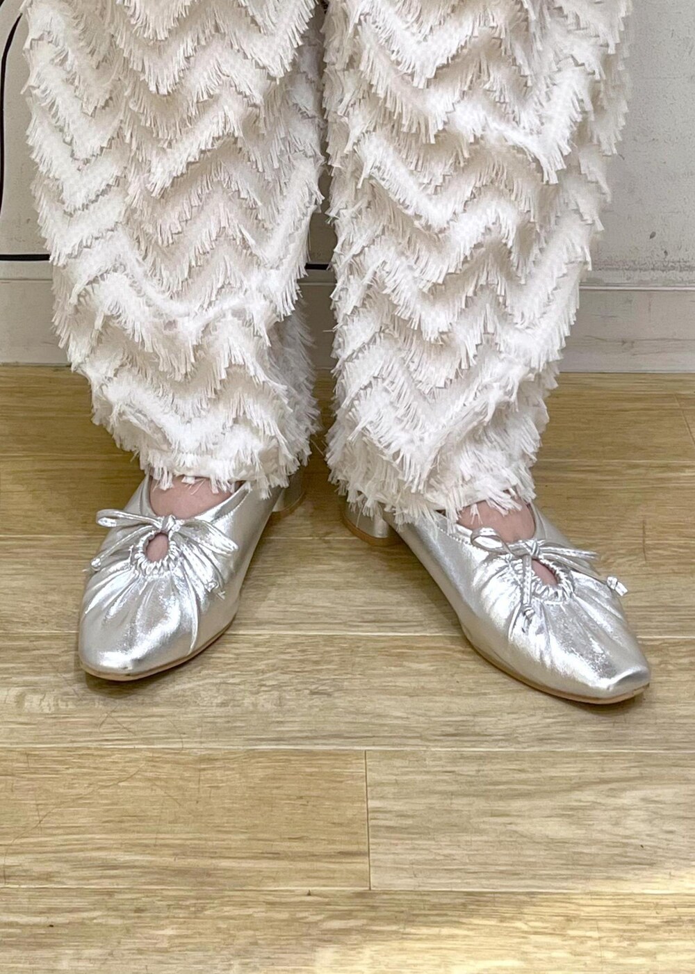 シルバー系のパンプス、ブラック系のシャツ/ブラウス、シルバー系のショルダーバッグを着用したレディースの秋コーディネートの10枚目の写真