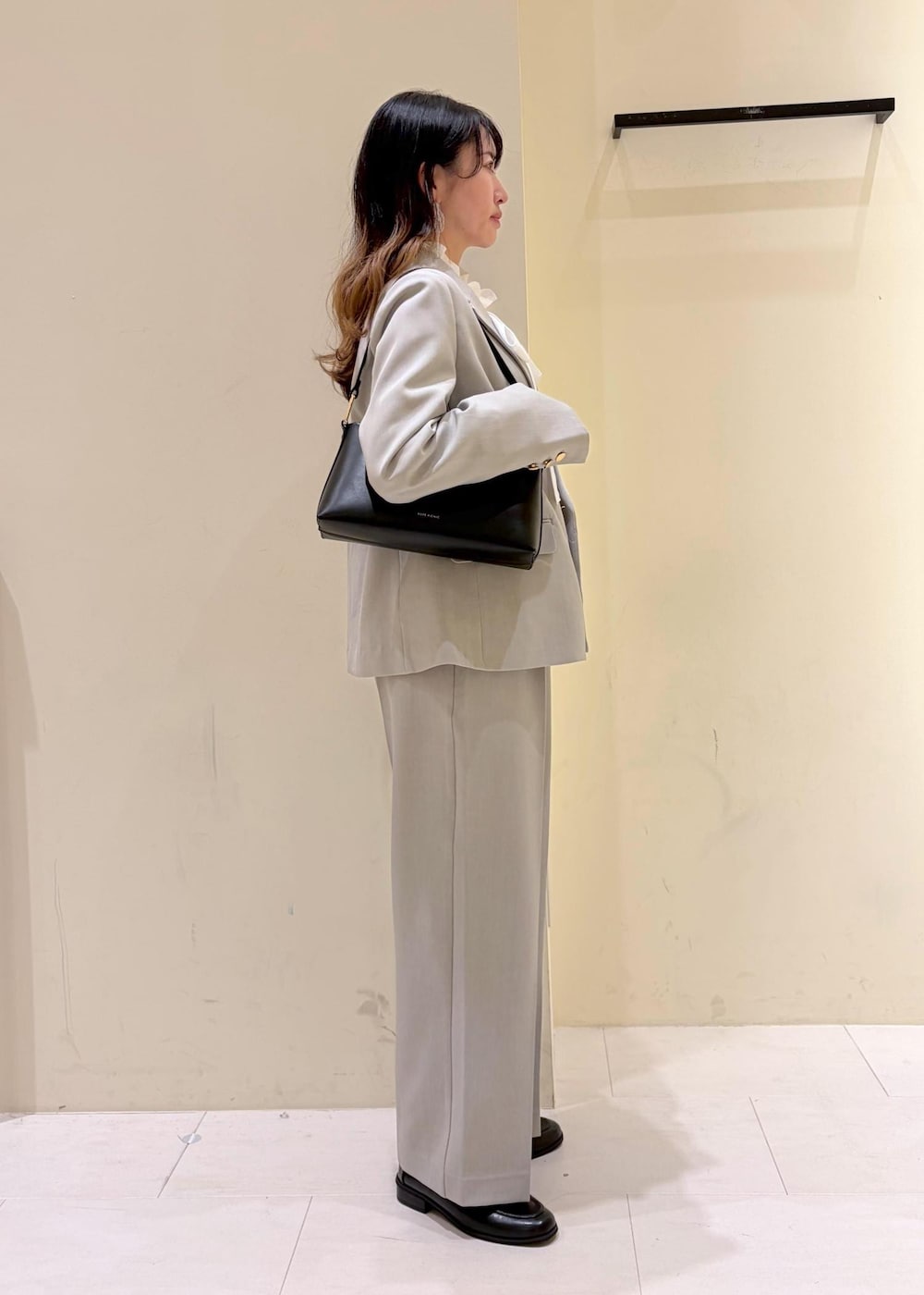 ホワイト系のシャツ/ブラウス、ブラック系のショルダーバッグ、グリーン系のその他パンツを着用したレディースの冬コーディネートの2枚目の写真