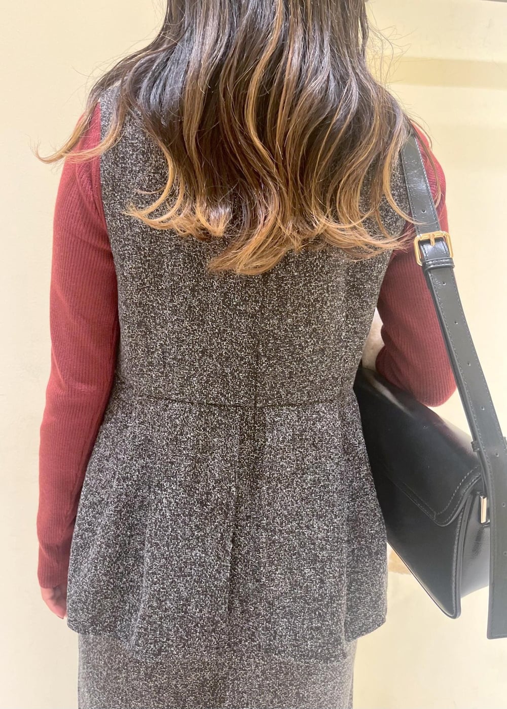 グレー系のジャンパースカート、ホワイト系のカーディガン/ボレロ、レッド系のニット/セーターを着用したレディースの冬コーディネートの5枚目の写真