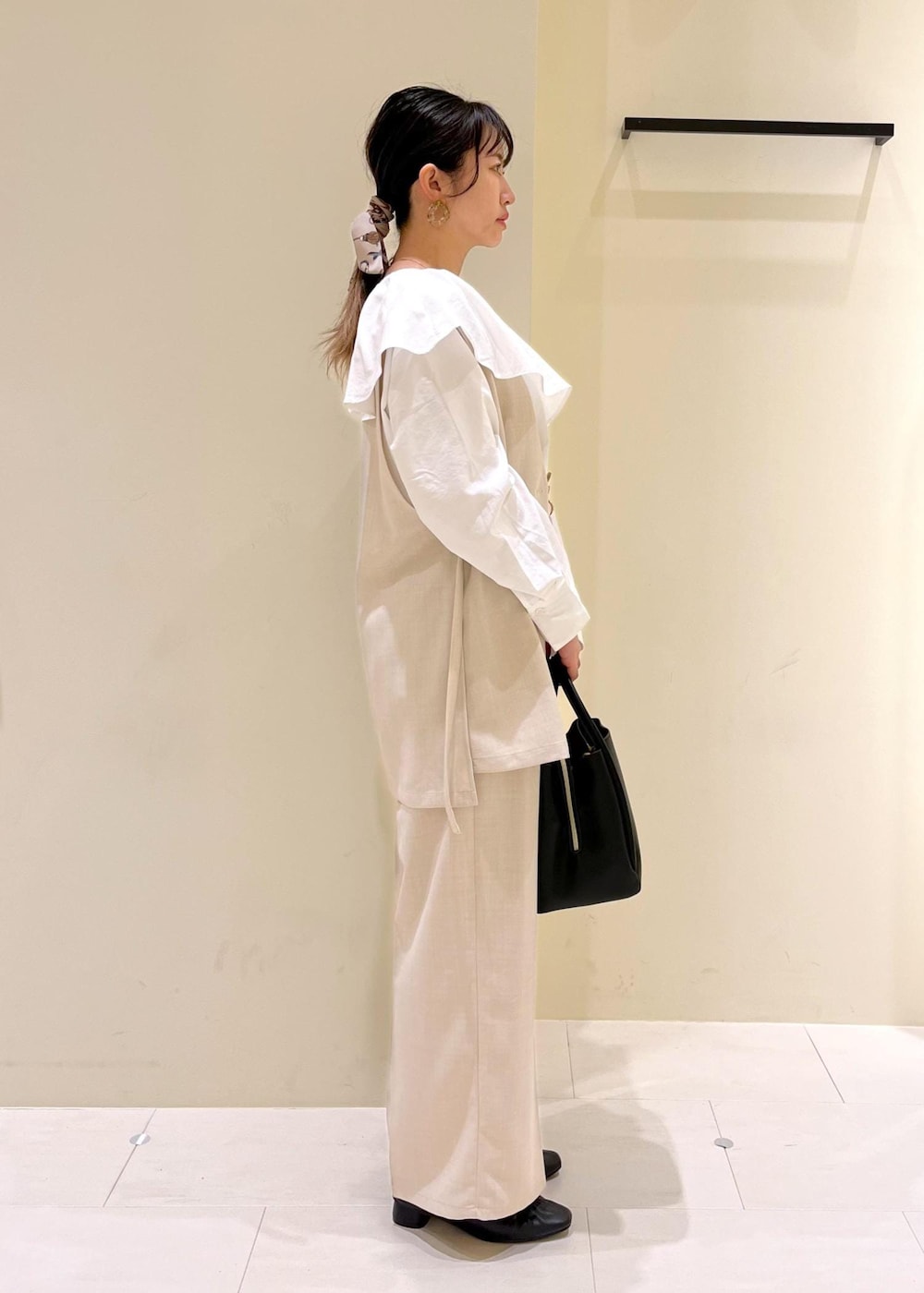 ホワイト系のシャツ/ブラウス、ベージュ系のその他パンツ、ベージュ系のベストを着用したレディースの春コーディネートの3枚目の写真