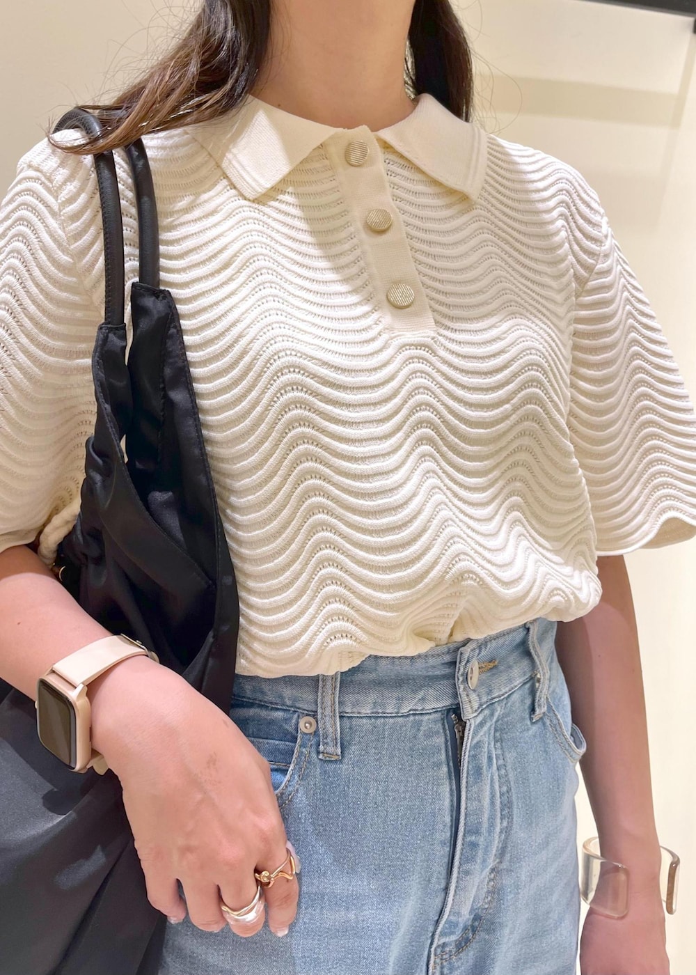 ブルー系のデニムパンツ、ホワイト系のニット/セーター、ブラック系のサンダルを着用したレディースの夏コーディネートの7枚目の写真