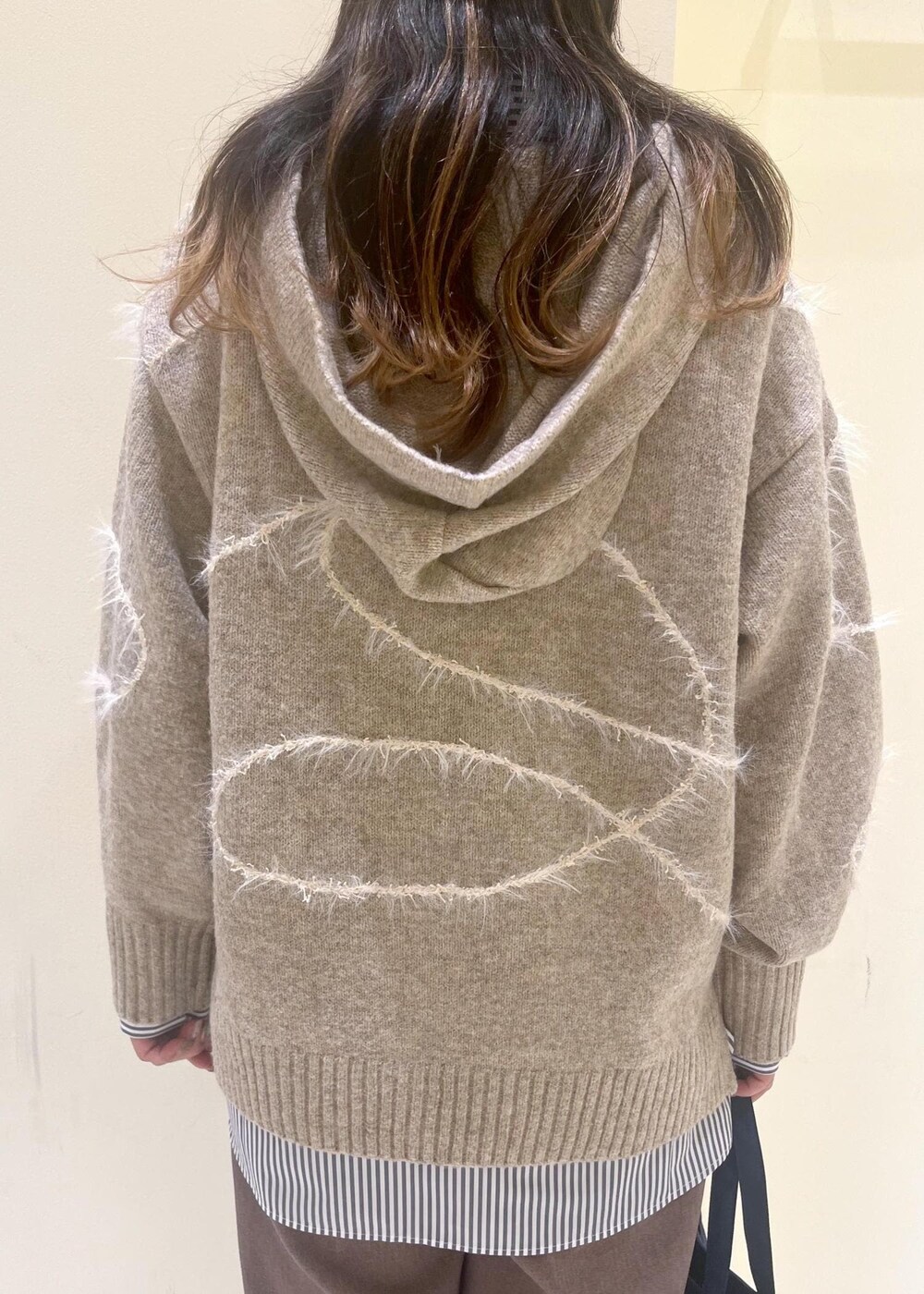 ベージュ系のスラックス、ブルー系のシャツ/ブラウス、ベージュ系のパーカーを着用したレディースの秋コーディネートの6枚目の写真