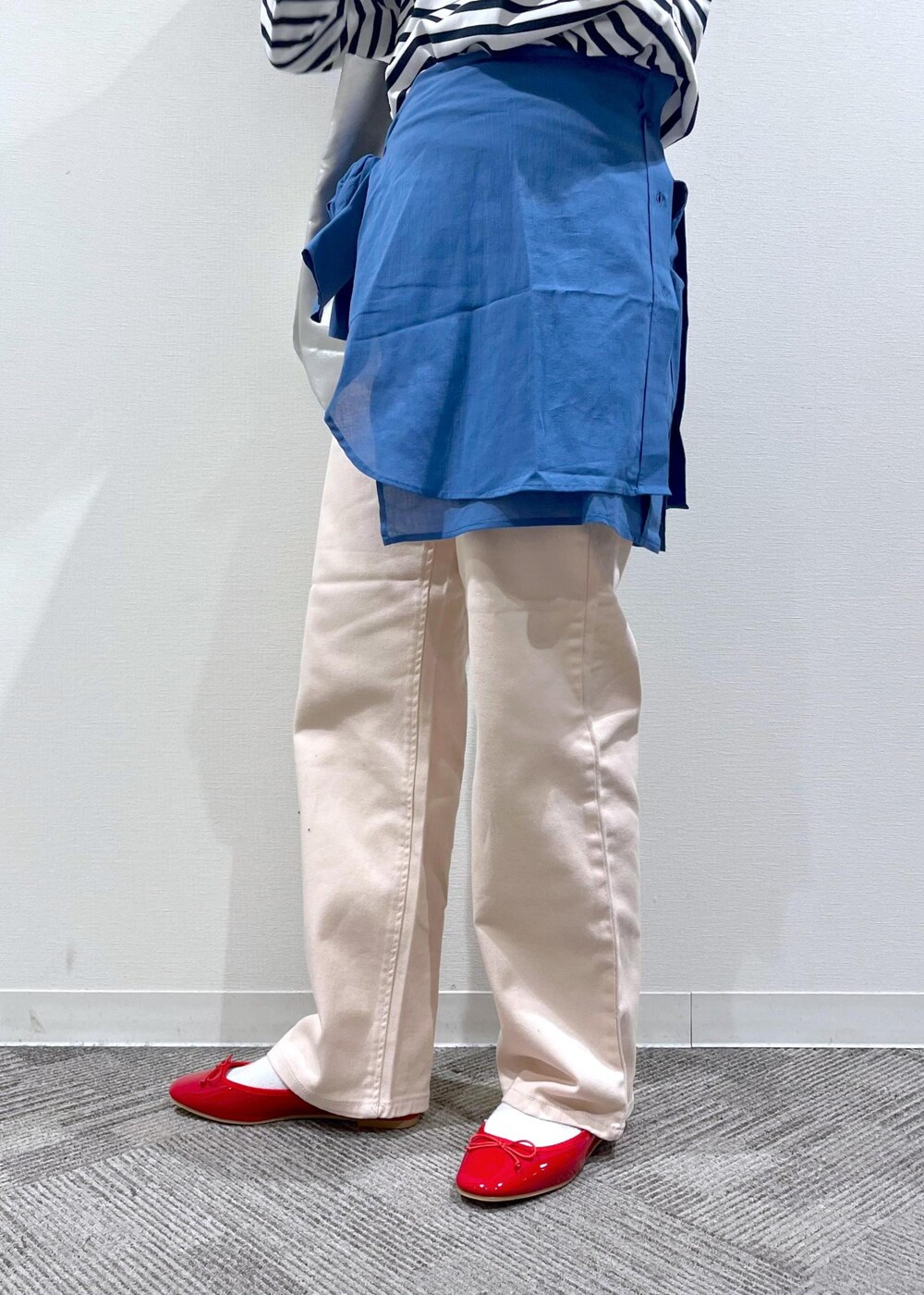 シルバー系のトートバッグ、シルバー系のトートバッグ、ブルー系のTシャツ/カットソーを着用したレディースの春コーディネートの7枚目の写真