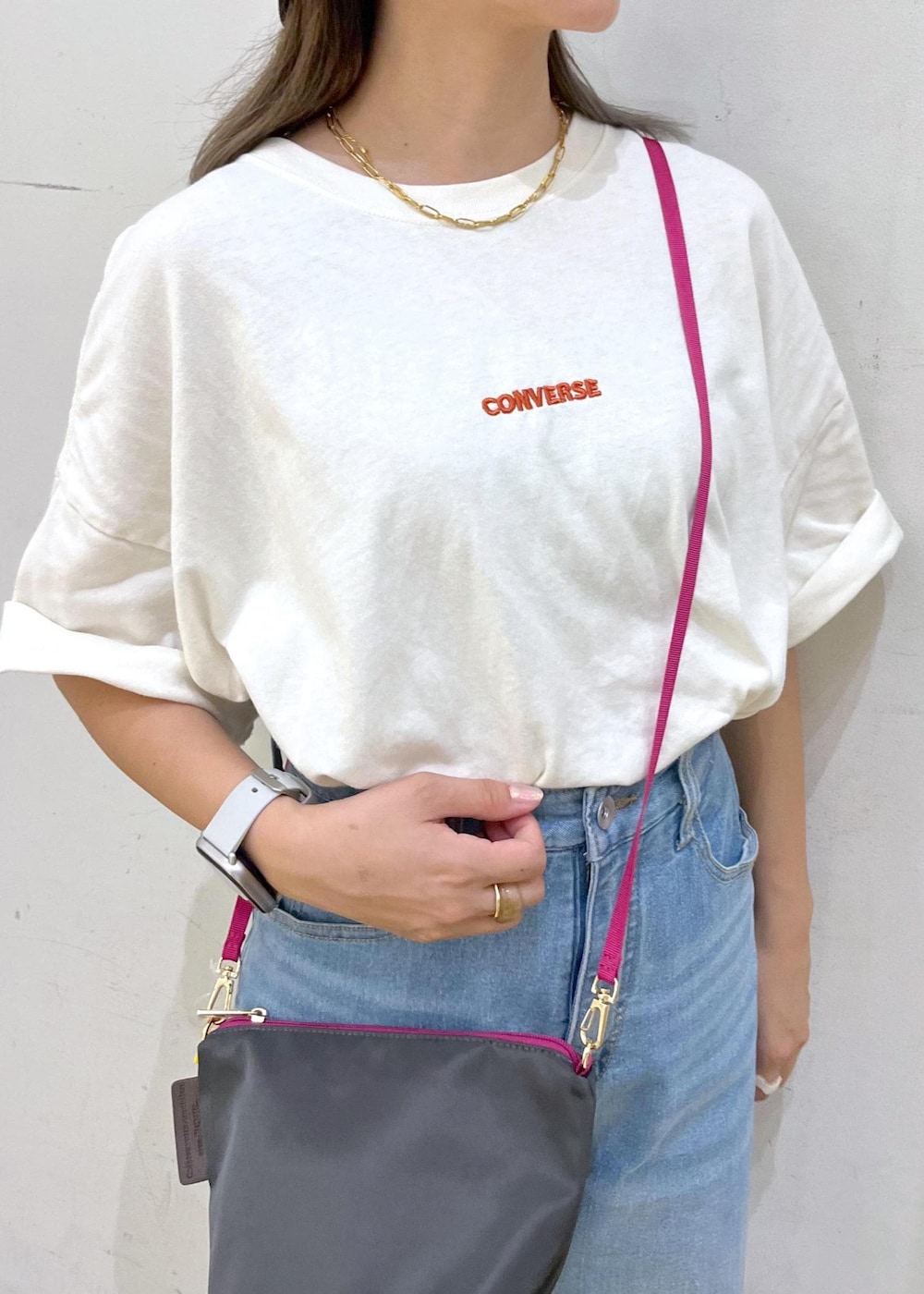 ホワイト系のTシャツ/カットソー、ブルー系のデニムパンツ、グレー系のショルダーバッグを着用したレディースの夏コーディネートの6枚目の写真