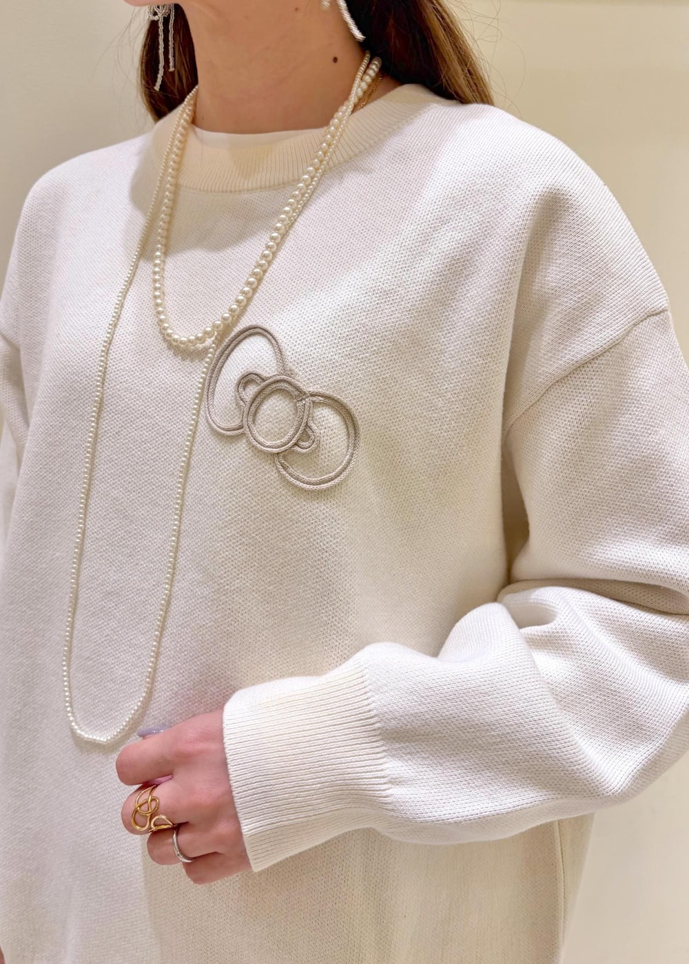 ホワイト系のTシャツ/カットソー、ブラック系のスニーカー、ブラウン系のスカートを着用したレディースの冬コーディネートの6枚目の写真