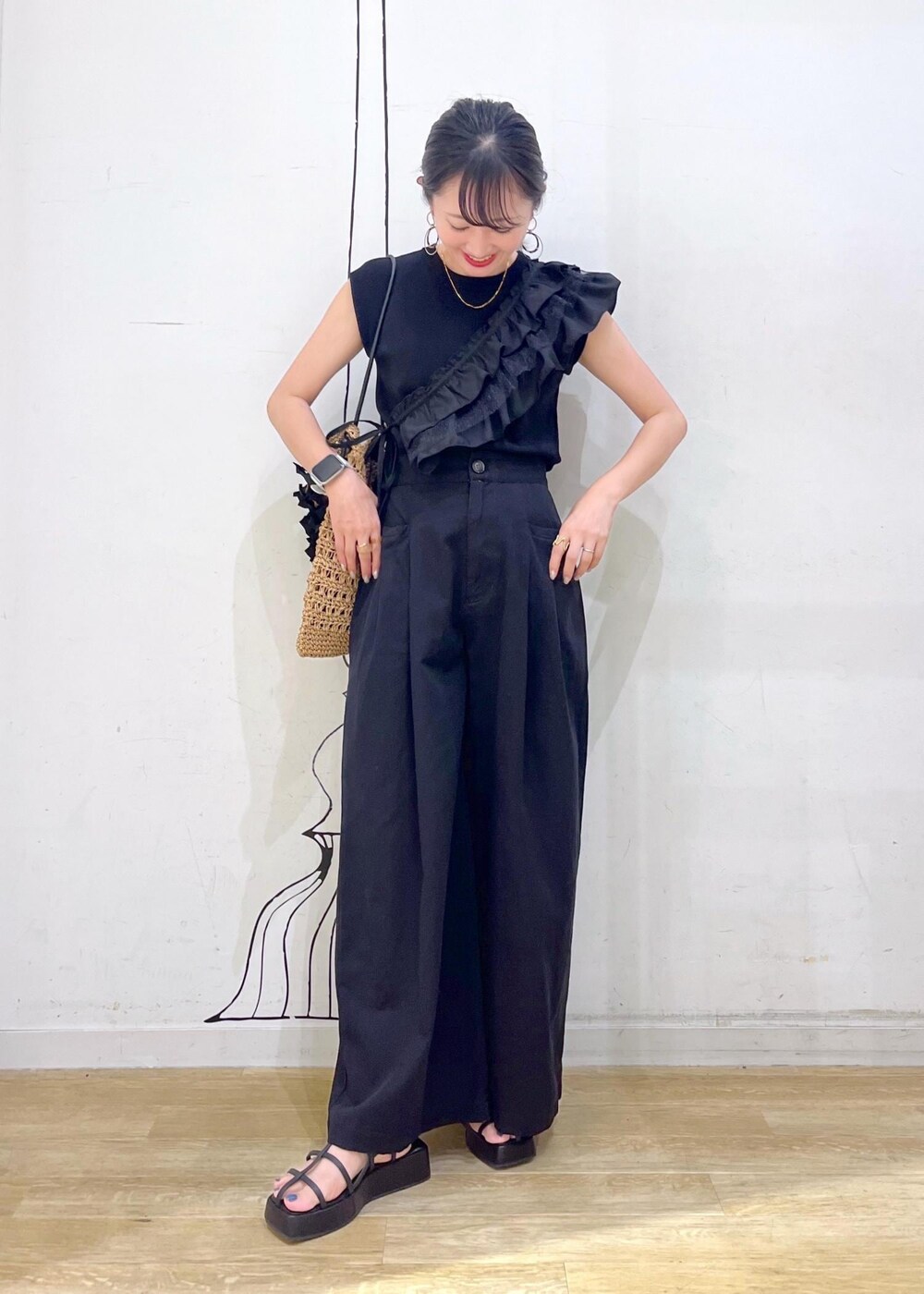 ブラック系のニット/セーター、ブラック系のサンダル、ブラック系のその他パンツを着用したレディースの夏コーディネートの2枚目の写真