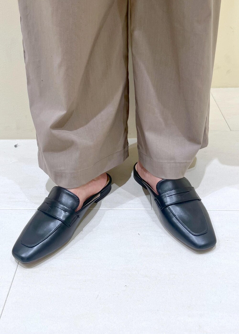 ブラック系のローファー、ベージュ系のその他パンツ、ホワイト系のシャツ/ブラウスを着用したレディースの秋コーディネートの10枚目の写真