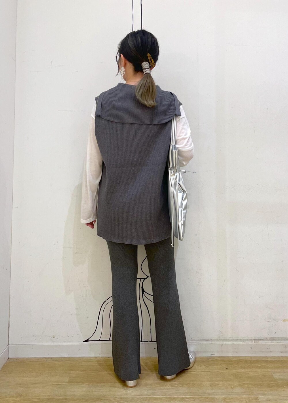 シルバー系のパンプス、グレー系のその他パンツ、シルバー系のトートバッグを着用したレディースの秋コーディネートの5枚目の写真