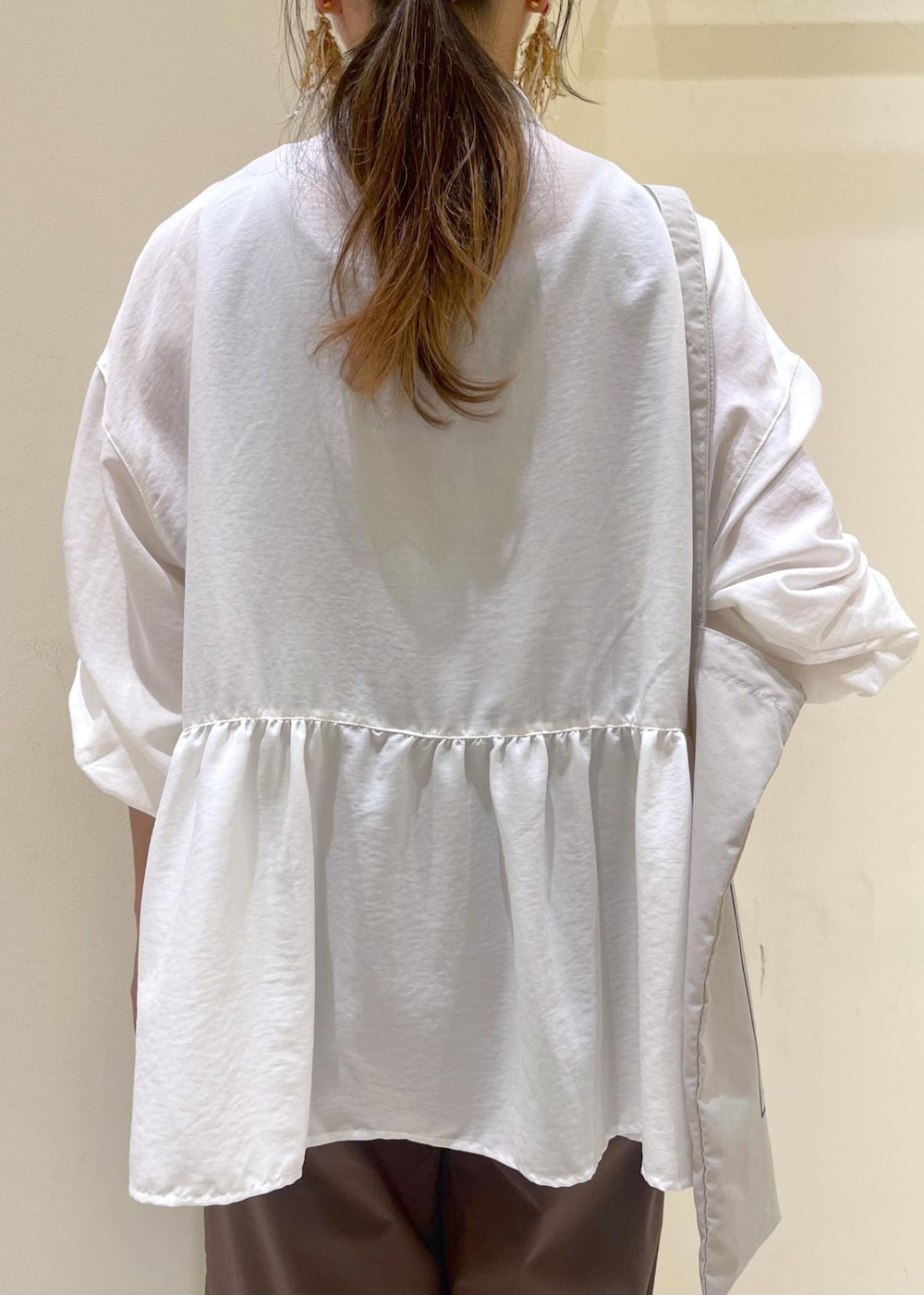 シルバー系のバレエシューズ、ブラウン系のその他パンツ、ホワイト系のシャツ/ブラウスを着用したレディースの秋コーディネートの6枚目の写真