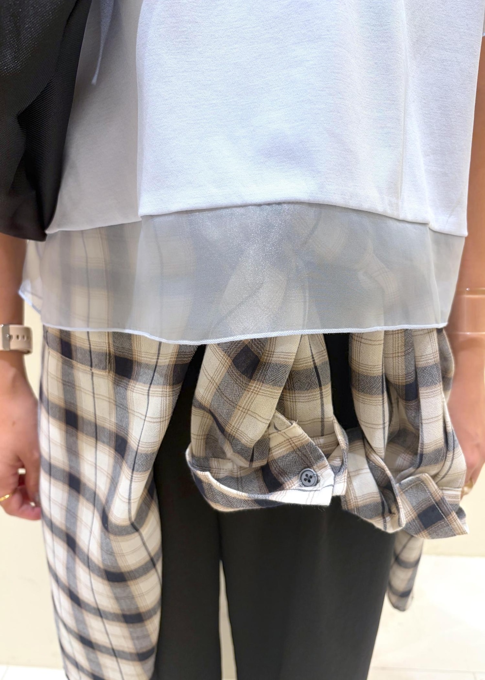 ホワイト系のシャツ/ブラウス、ブルー系のTシャツ/カットソー、ブラック系のその他パンツを着用したレディースの夏コーディネートの6枚目の写真