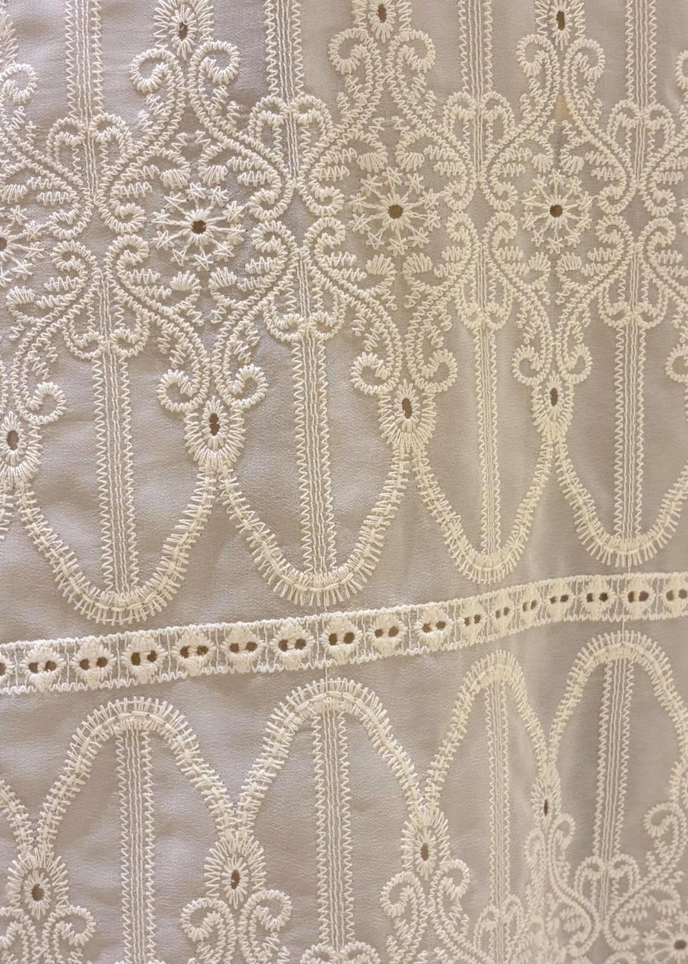 ベージュ系のパンプス、ホワイト系のワンピース、ベージュ系のその他パンツを着用したレディースの春コーディネートの7枚目の写真