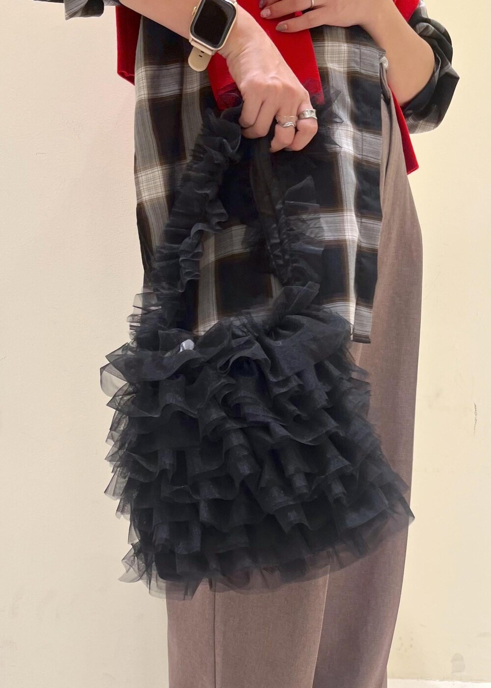 ブラック系のショルダーバッグ、ブラック系のシャツ/ブラウス、レッド系のカーディガン/ボレロを着用したレディースの秋コーディネートの9枚目の写真