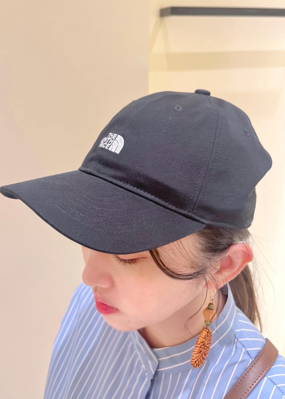 グレー系のタンクトップ、ブラック系のサンダル、グレー系のワンピースを着用したレディースの春コーディネートの8枚目の写真