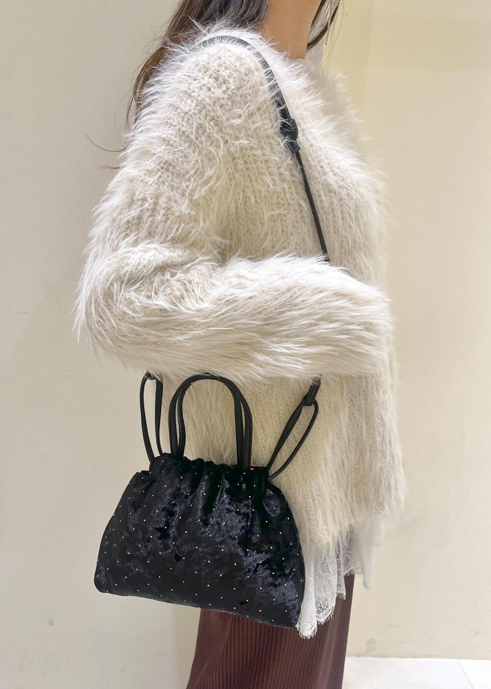 ホワイト系のTシャツ/カットソー、ブラック系のローファー、ブラック系のハンドバッグを着用したレディースの冬コーディネートの8枚目の写真