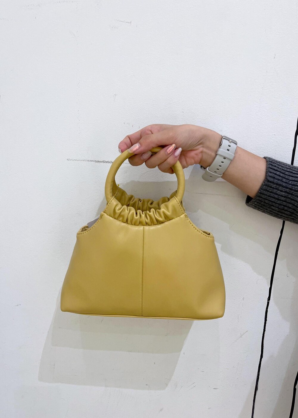 グレー系のタンクトップ、ブラック系のパンプス、イエロー系のショルダーバッグを着用したレディースの夏コーディネートの9枚目の写真