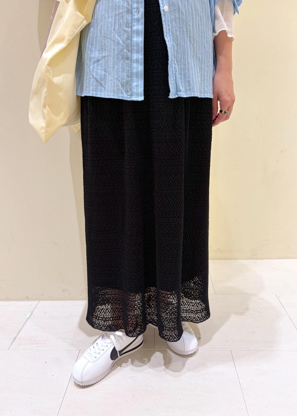 ホワイト系のTシャツ/カットソー、ホワイト系のスニーカー、ブルー系のシャツ/ブラウスを着用したレディースの春コーディネートの9枚目の写真