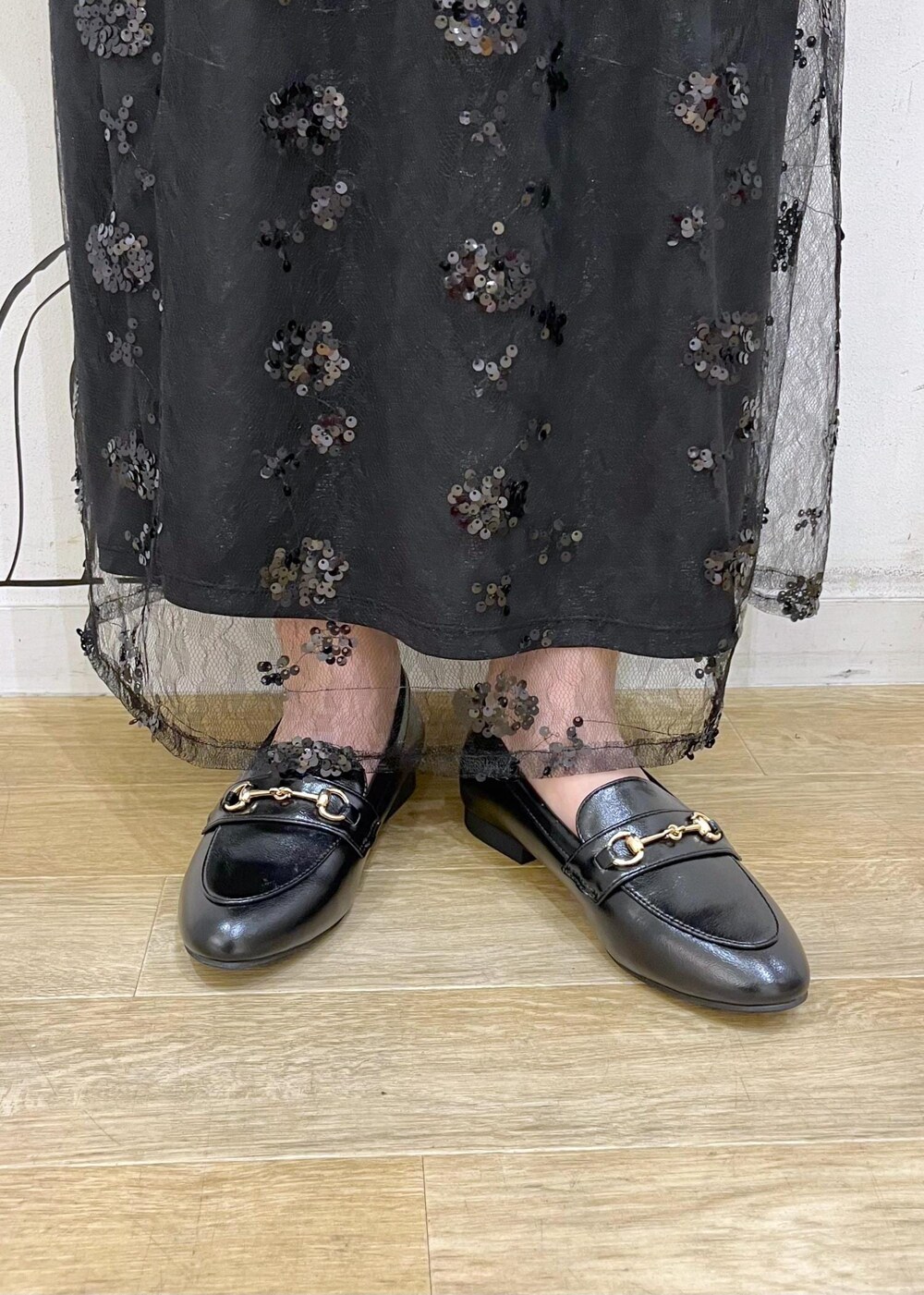 ブラック系のスカート、ベージュ系のTシャツ/カットソー、ブラウン系のテーラードジャケットを着用したレディースの秋コーディネートの9枚目の写真