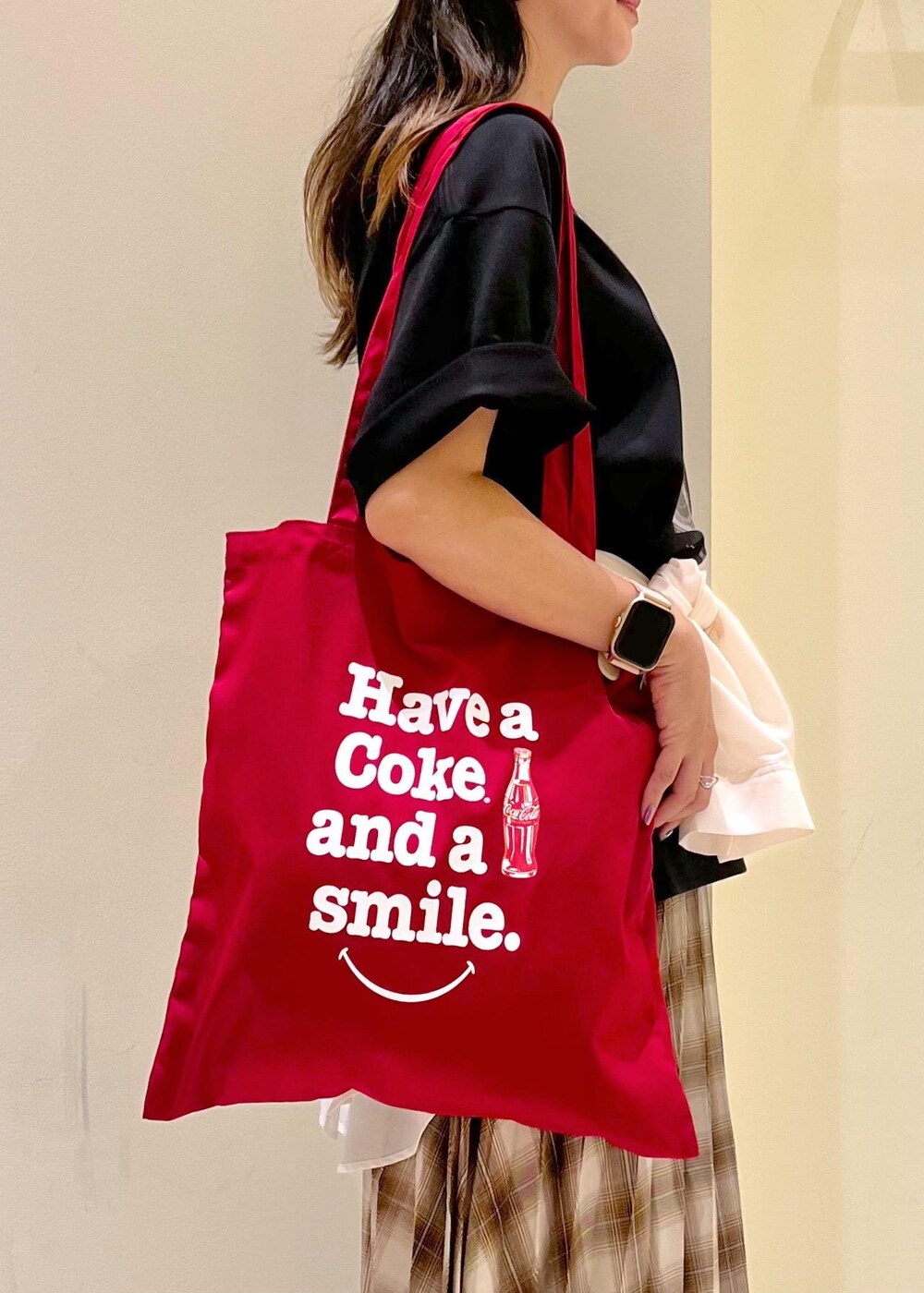 ホワイト系のシャツ/ブラウス、イエロー系のスカート、ブラック系のTシャツ/カットソーを着用したレディースの夏コーディネートの8枚目の写真