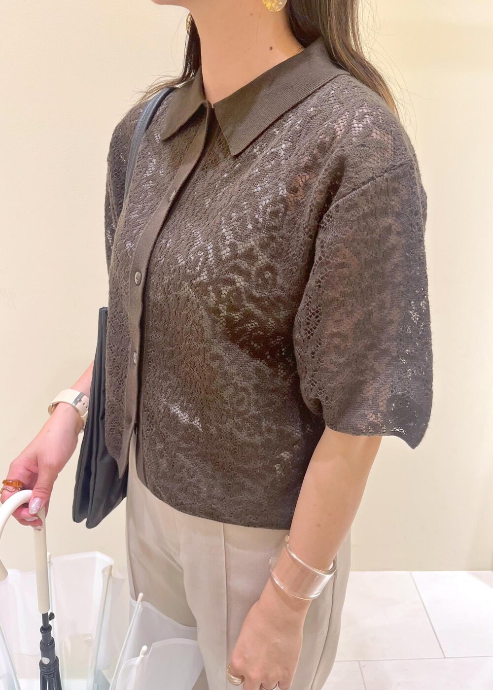 ブラック系のレインシューズ、ブラック系のトートバッグ、ベージュ系のその他パンツを着用したレディースの夏コーディネートの5枚目の写真