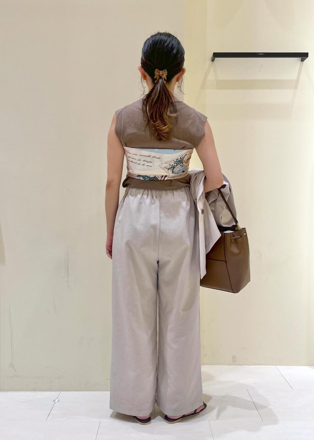 その他のニット/セーター、ベージュ系のその他パンツ、ベージュ系のテーラードジャケットを着用したレディースの夏コーディネートの4枚目の写真