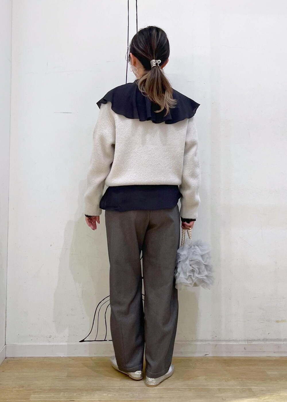 ブラック系のシャツ/ブラウス、シルバー系のバレエシューズ、グレー系のその他パンツを着用したレディースの冬コーディネートの3枚目の写真