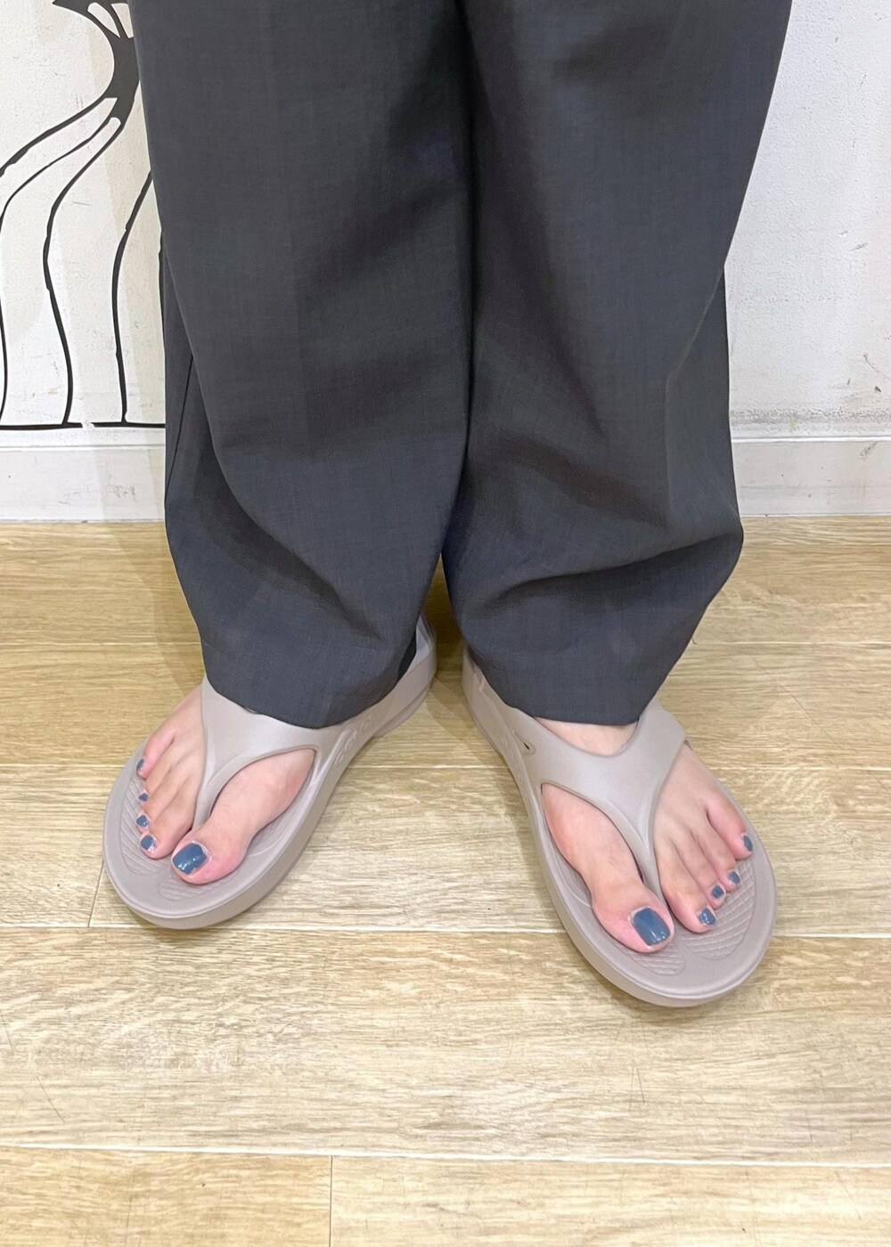 グレー系のその他パンツ、ホワイト系のTシャツ/カットソー、ブラック系のショルダーバッグを着用したレディースの夏コーディネートの9枚目の写真