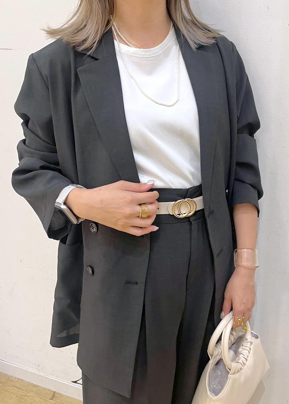 ブラック系のサンダル、グレー系のその他パンツ、ホワイト系のTシャツ/カットソーを着用したレディースの夏コーディネートの6枚目の写真