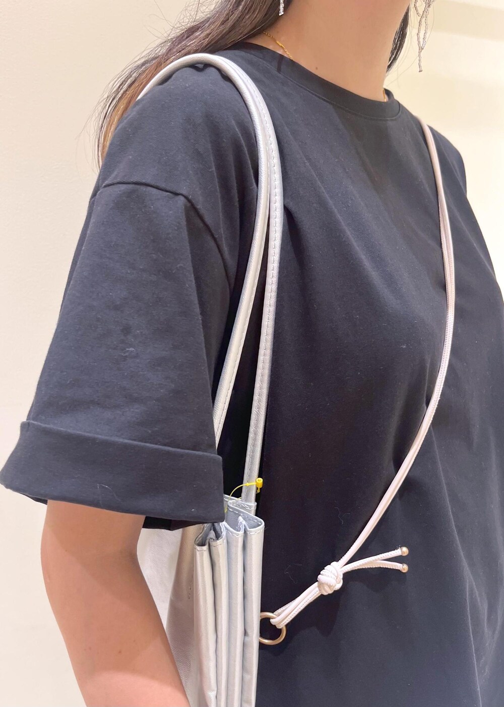 ホワイト系のスカート、ブラック系のTシャツ/カットソー、グレー系のその他パンツを着用したレディースの夏コーディネートの7枚目の写真