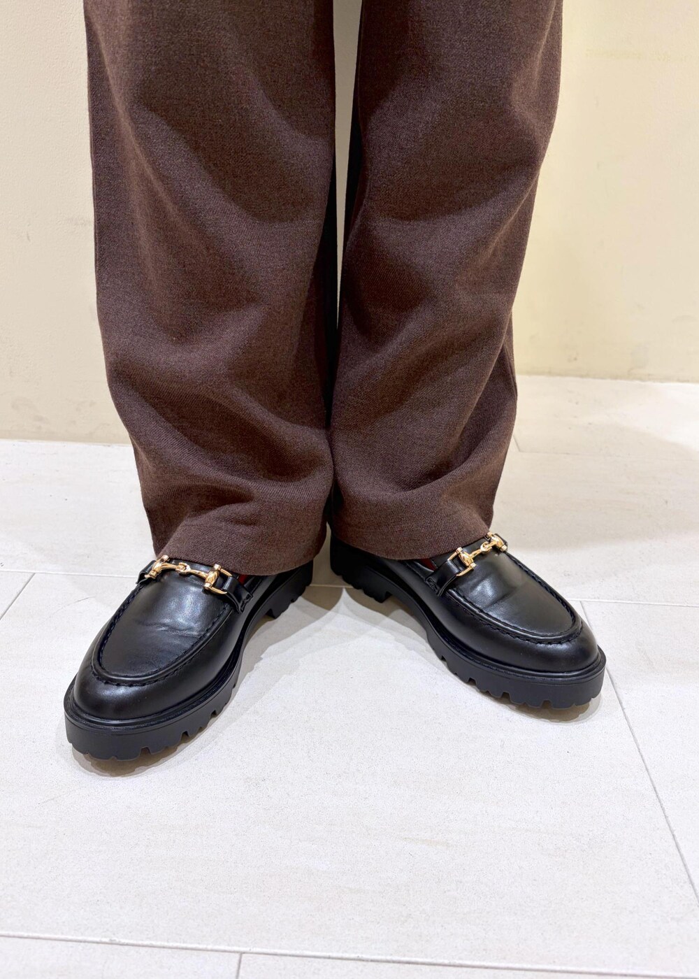 ブラック系のローファー、ブラウン系のその他パンツ、ブルー系のニット/セーターを着用したレディースの秋コーディネートの10枚目の写真
