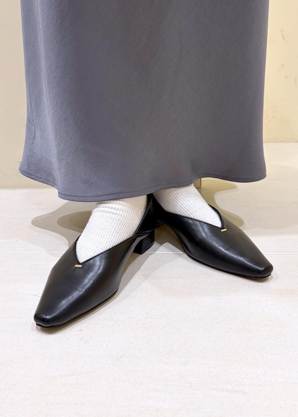 ベージュ系のカーディガン/ボレロ、ホワイト系のトートバッグ、ホワイト系のTシャツ/カットソーを着用したレディースの冬コーディネートの10枚目の写真