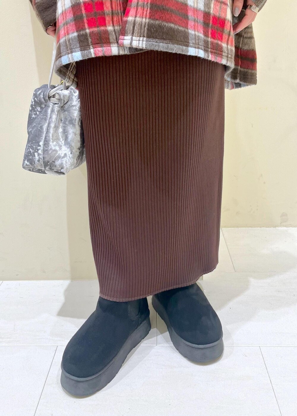 ブラック系のブーツ、ホワイト系のニット/セーター、シルバー系のハンドバッグを着用したレディースの冬コーディネートの7枚目の写真