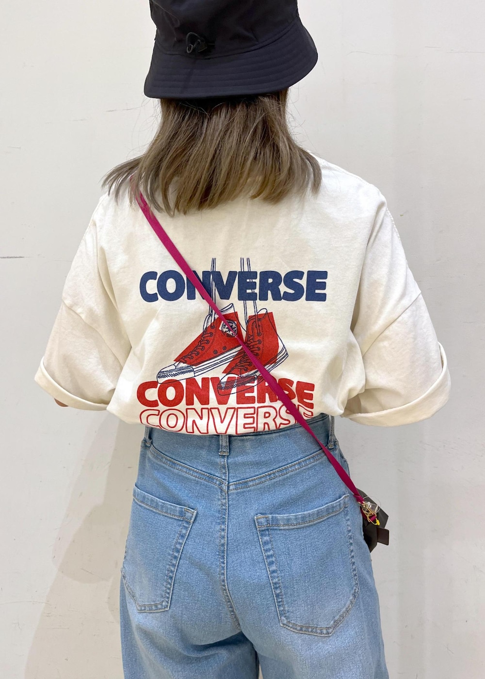 ホワイト系のTシャツ/カットソー、ブルー系のデニムパンツ、グレー系のショルダーバッグを着用したレディースの夏コーディネートの7枚目の写真