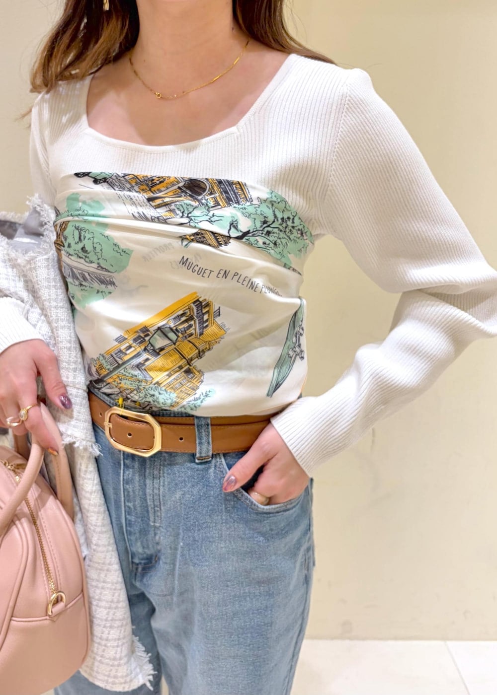 レッド系のバレエシューズ、ピンク系のボストンバッグ、ホワイト系のニット/セーターを着用したレディースの春コーディネートの7枚目の写真