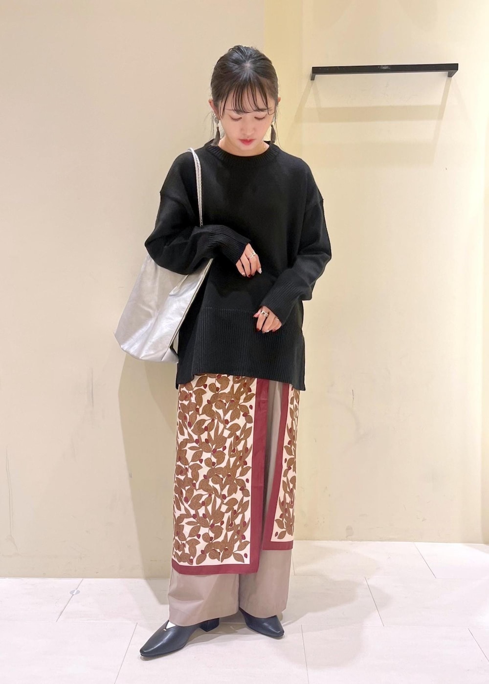 シルバー系のトートバッグ、シルバー系のトートバッグ、ベージュ系のその他パンツを着用したレディースの秋コーディネートの2枚目の写真