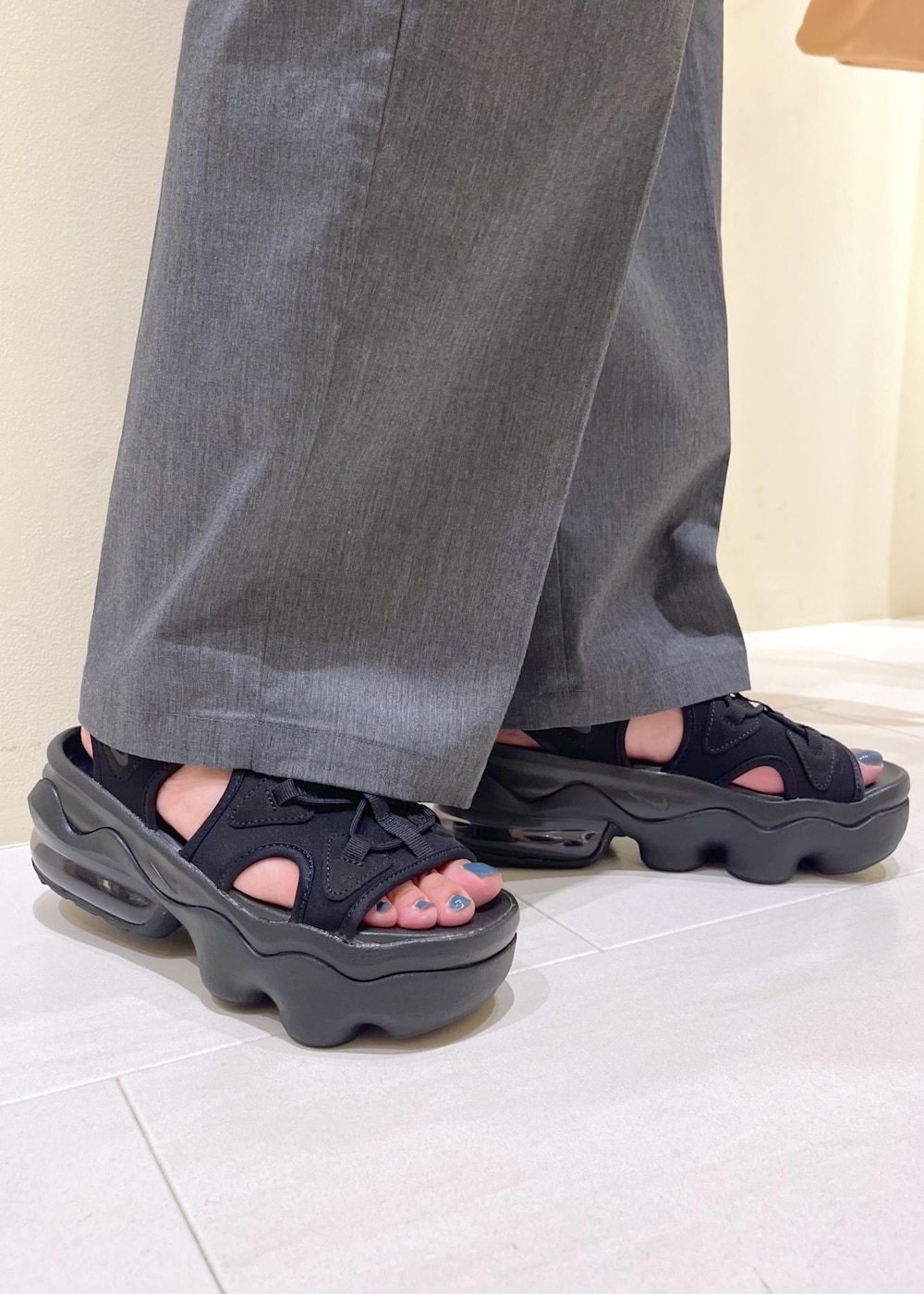 ピンク系のトートバッグ、グレー系のチノパンツ、ホワイト系のシャツ/ブラウスを着用したレディースの夏コーディネートの10枚目の写真