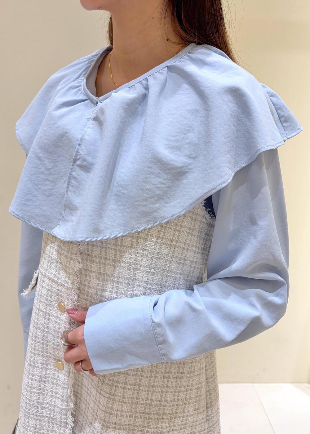 シルバー系のハンドバッグ、ブルー系のシャツ/ブラウス、ブルー系のその他パンツを着用したレディースの冬コーディネートの7枚目の写真