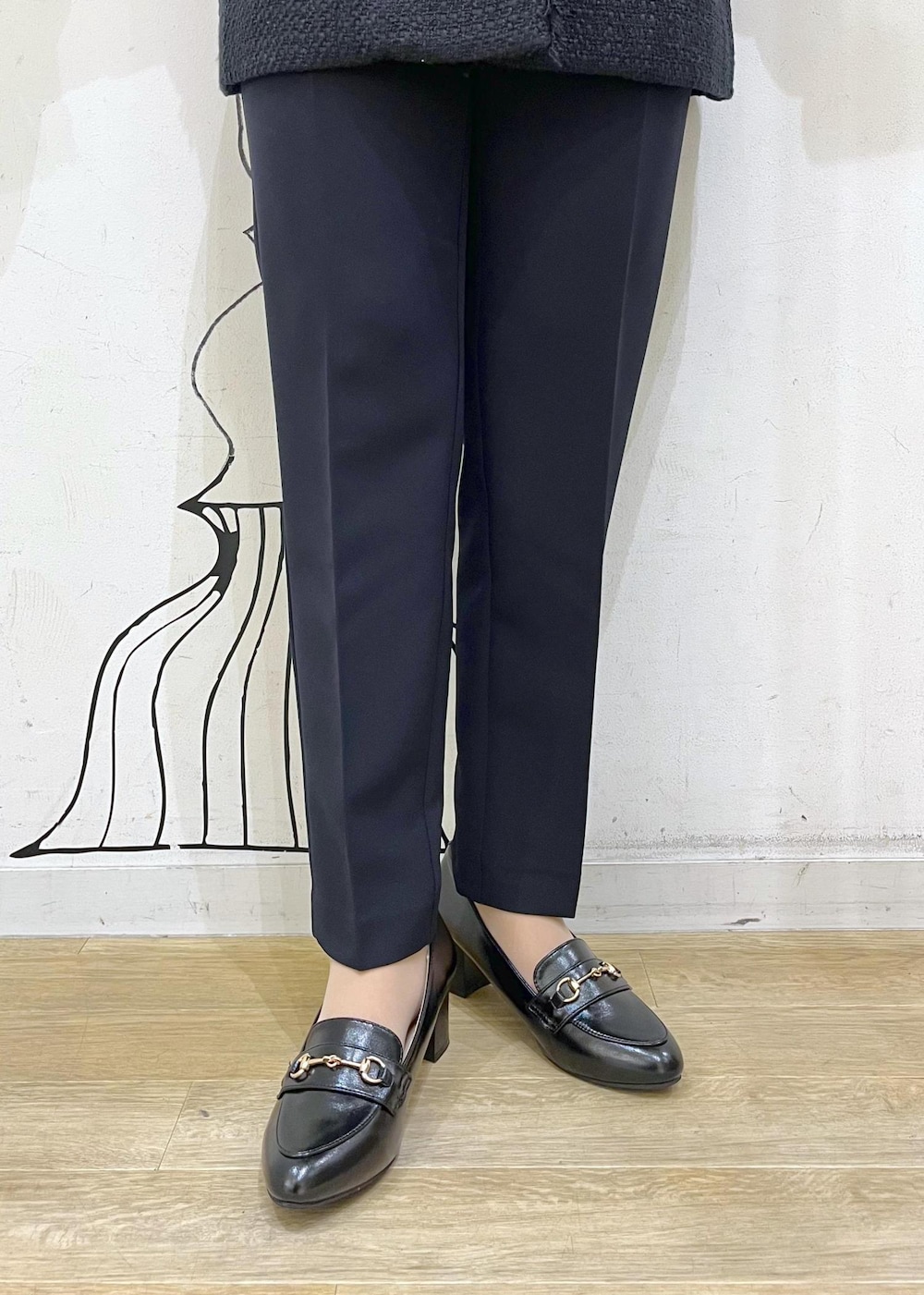 ブラック系のローファー、ブラック系のショルダーバッグ、ブルー系のベストを着用したレディースの冬コーディネートの8枚目の写真