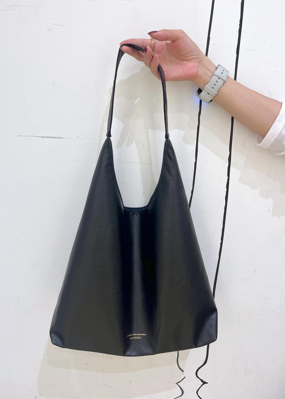 ブラック系のパンプス、ブラック系のトートバッグ、ブルー系のデニムスカートを着用したレディースの秋コーディネートの9枚目の写真