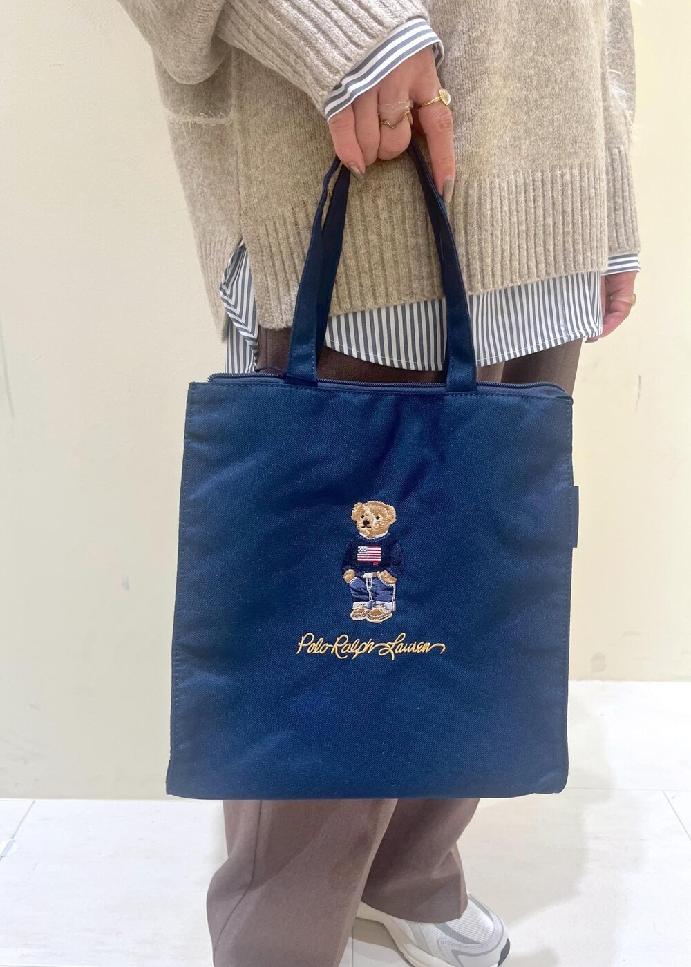 ベージュ系のスラックス、ブルー系のシャツ/ブラウス、ベージュ系のパーカーを着用したレディースの秋コーディネートの9枚目の写真