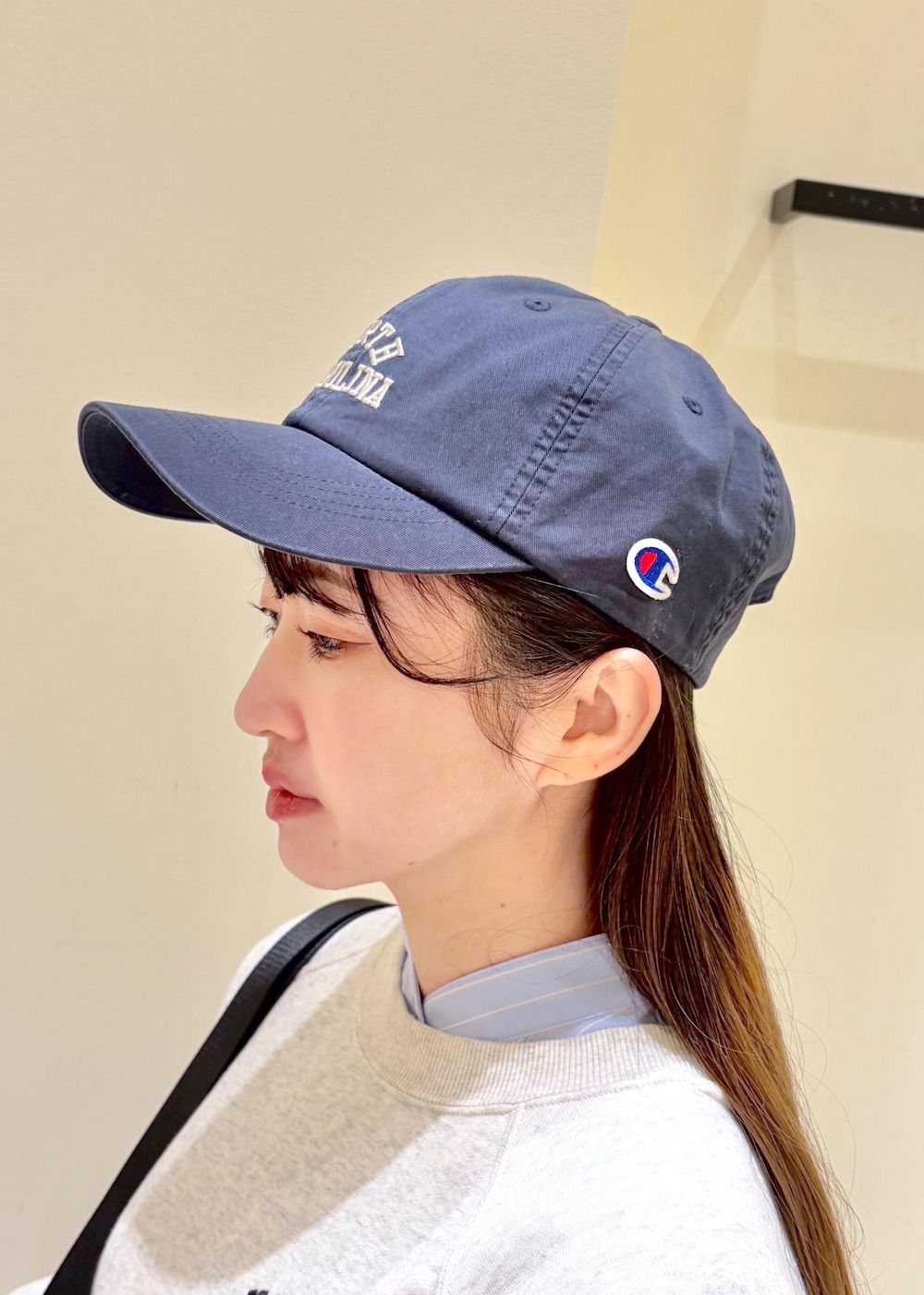 ホワイト系のスウェット、ブルー系のシャツ/ブラウス、ベージュ系のスカートを着用したレディースの冬コーディネートの10枚目の写真